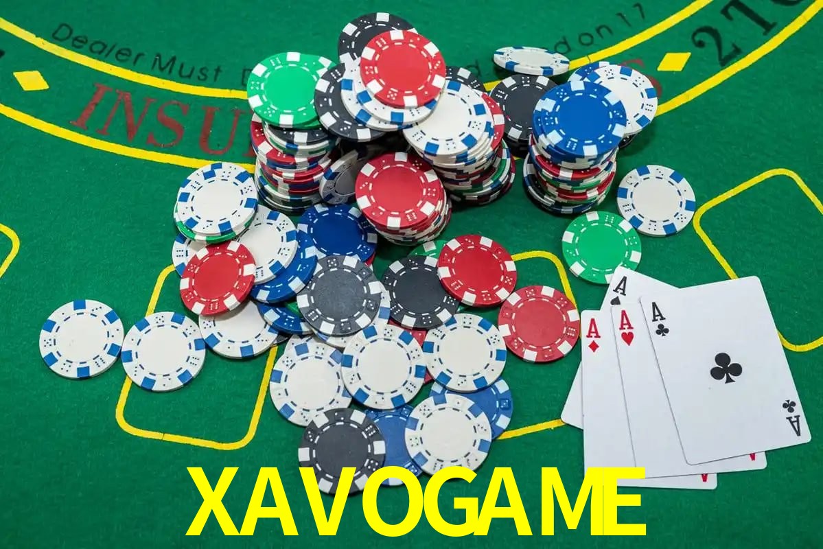 Escena dinámica inspirada en casino con iluminación XAVOGAME, cartas, fichas e íconos de juegos digitales en un espacio moderno de juegos.