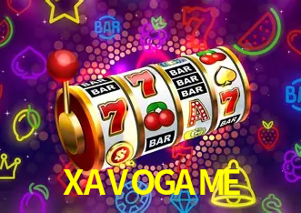 Una escena digital vívida inspirada en casino con XAVOGAME mostrado prominentemente, luces brillantes, fichas, cartas y acentos dorados.